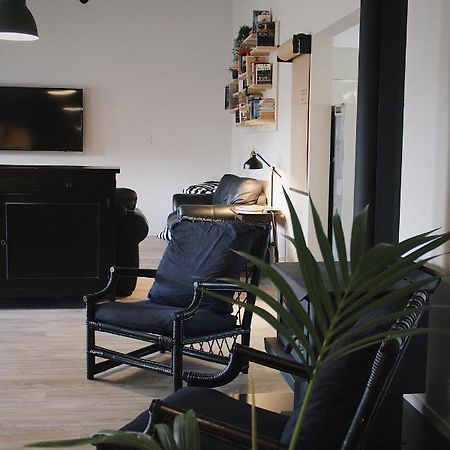 Hugo & Carters Backpackers & Motel Tauranga Buitenkant foto The interior of a typical apartment
