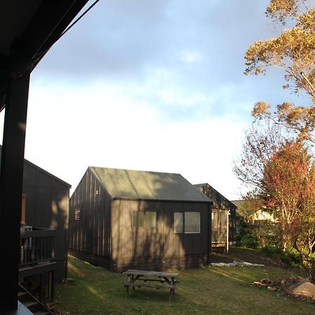 Hugo & Carters Backpackers & Motel Tauranga Buitenkant foto The Village