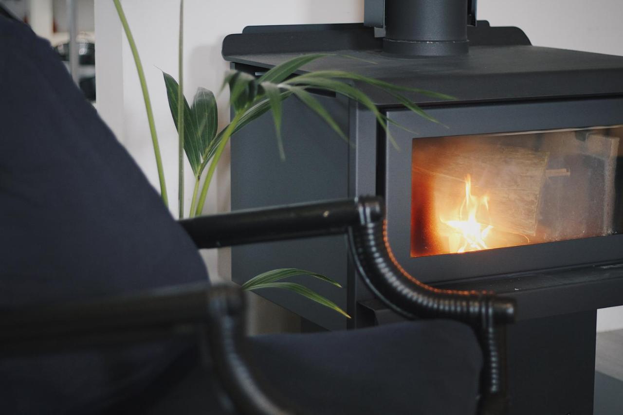 Hugo & Carters Backpackers & Motel Tauranga Buitenkant foto A wood stove