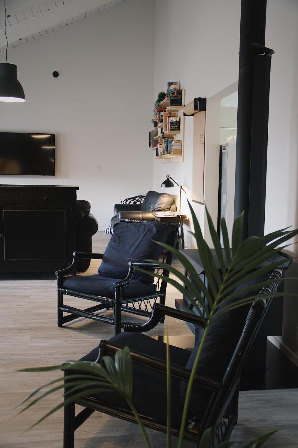 Hugo & Carters Backpackers & Motel Tauranga Buitenkant foto The interior of a typical apartment
