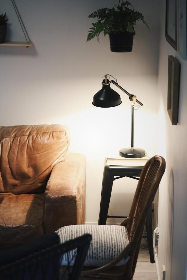 Hugo & Carters Backpackers & Motel Tauranga Buitenkant foto A table lamp