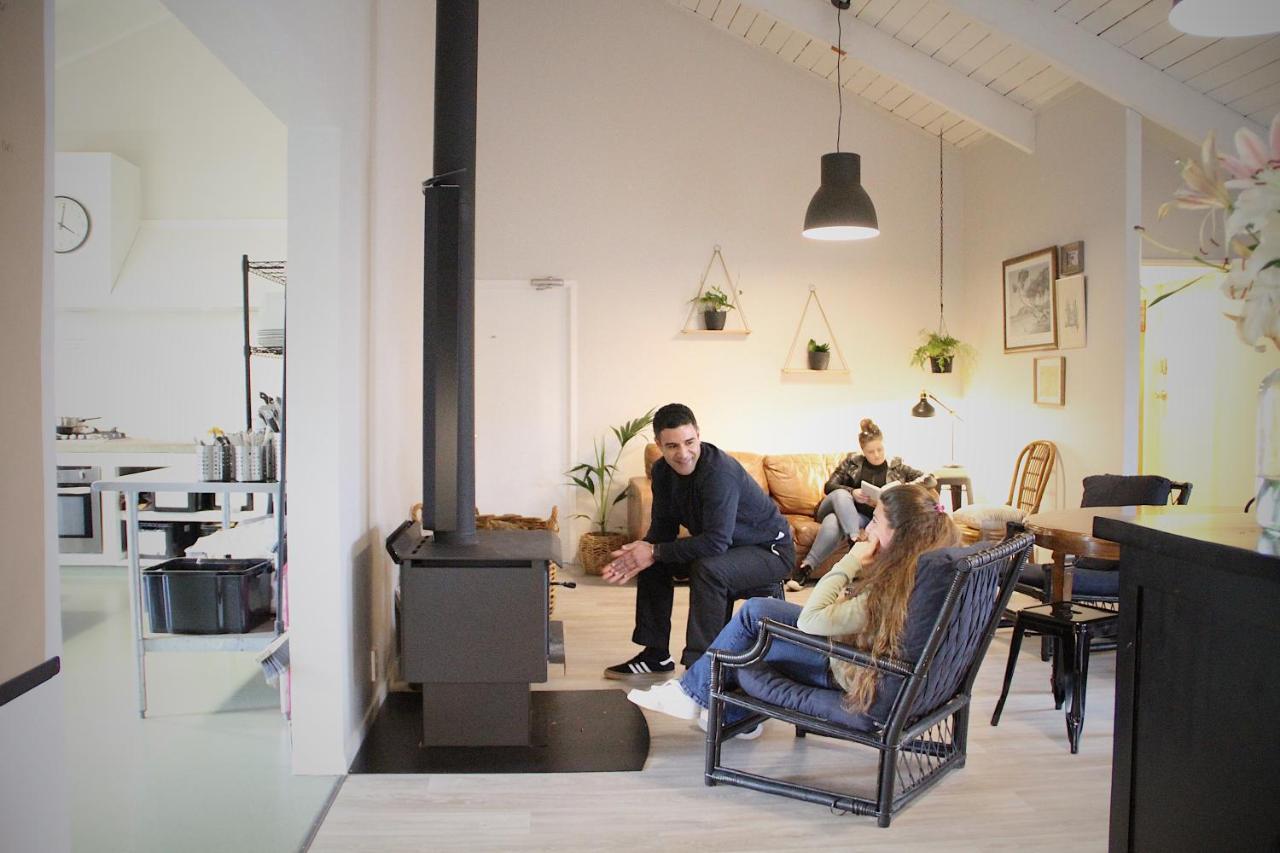 Hugo & Carters Backpackers & Motel Tauranga Buitenkant foto A wood burning stove in a home
