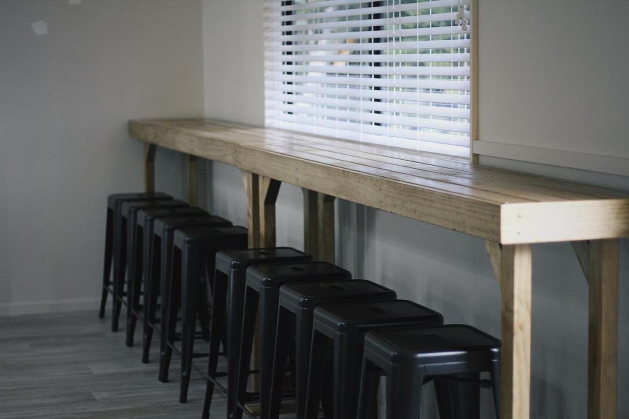 Hugo & Carters Backpackers & Motel Tauranga Buitenkant foto A bar table