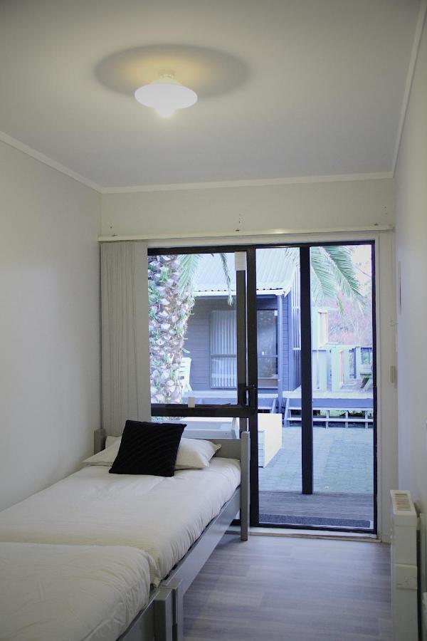 Hugo & Carters Backpackers & Motel Tauranga Buitenkant foto A sliding door