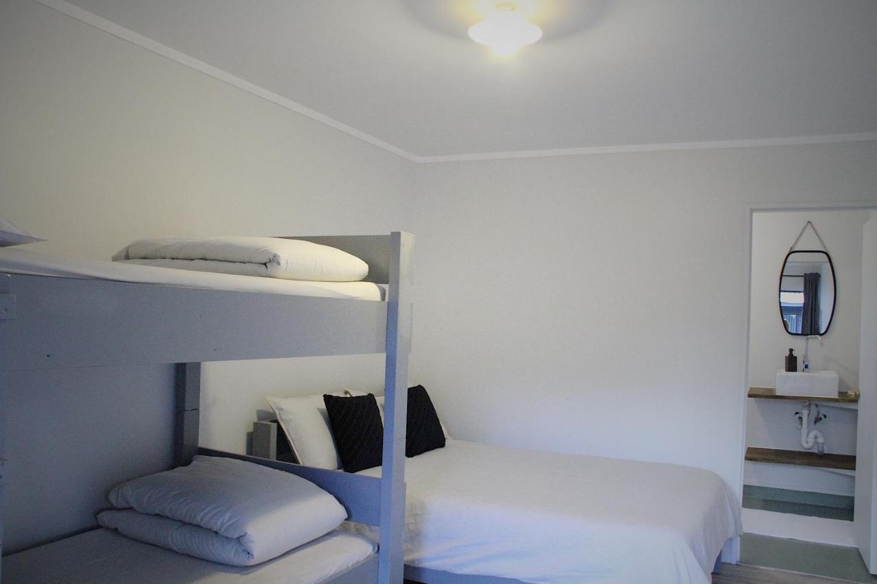 Hugo & Carters Backpackers & Motel Tauranga Buitenkant foto A room at the hotel