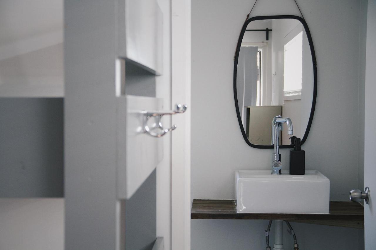 Hugo & Carters Backpackers & Motel Tauranga Buitenkant foto Bathroom