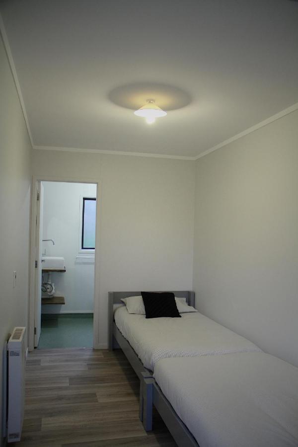 Hugo & Carters Backpackers & Motel Tauranga Buitenkant foto A room at the motel