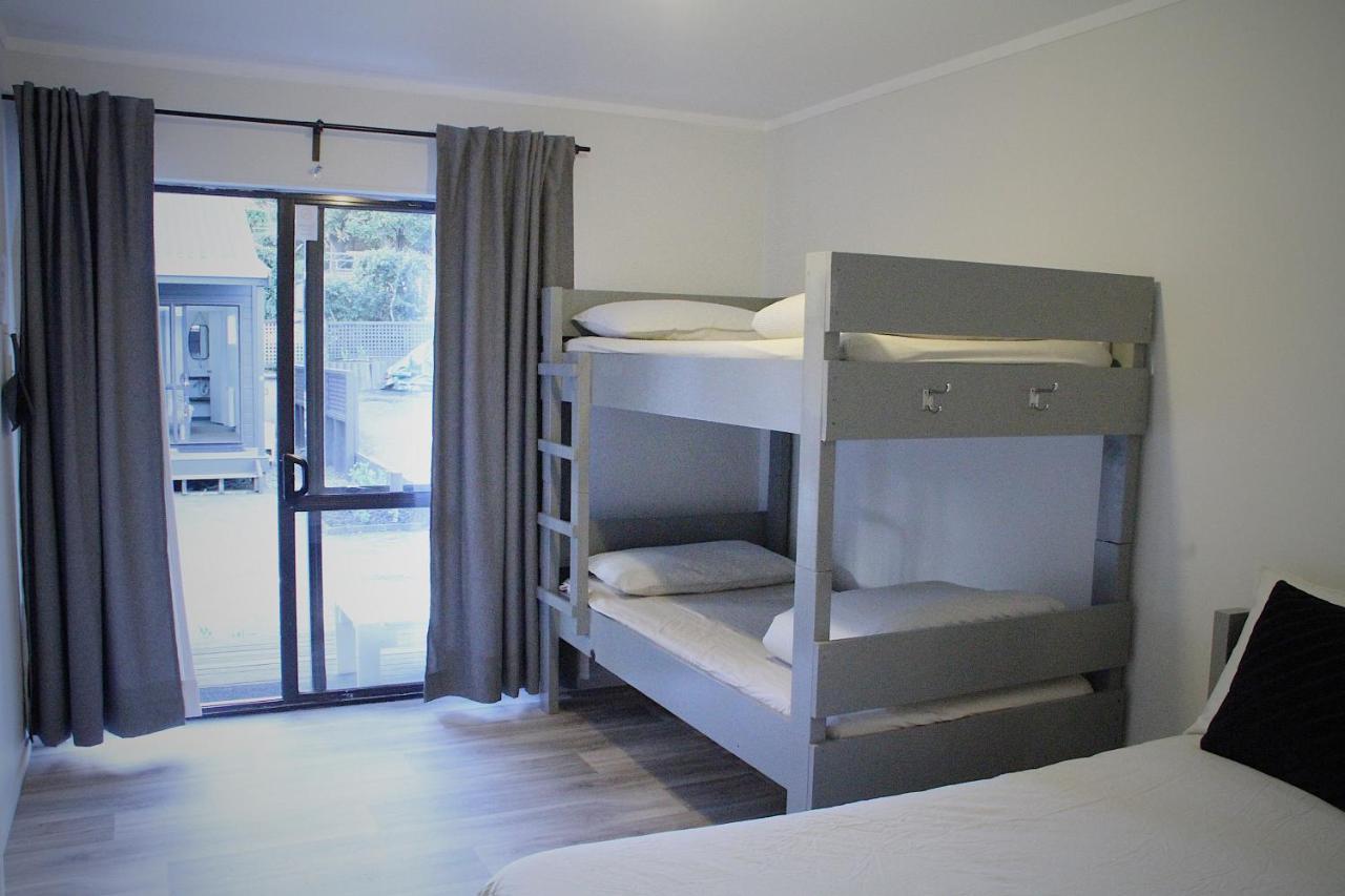Hugo & Carters Backpackers & Motel Tauranga Buitenkant foto A bunk bed in a hotel room