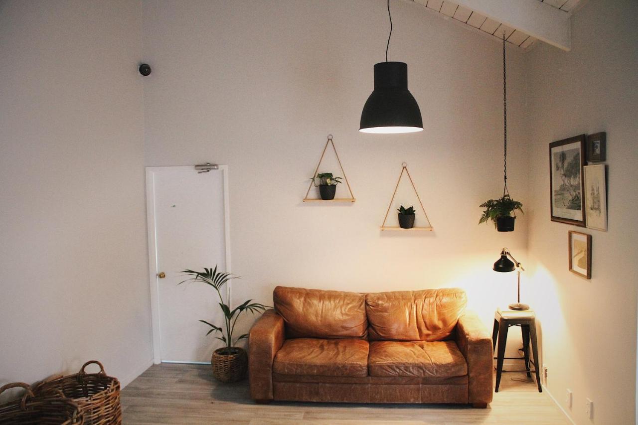Hugo & Carters Backpackers & Motel Tauranga Buitenkant foto A living room with a leather sofa