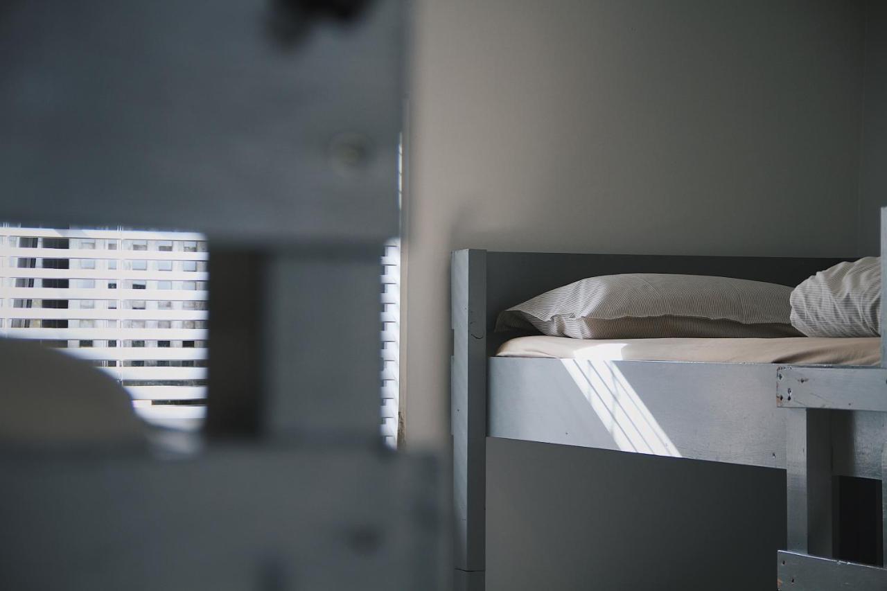 Hugo & Carters Backpackers & Motel Tauranga Buitenkant foto A cell at the Guantánamo Bay detention camp