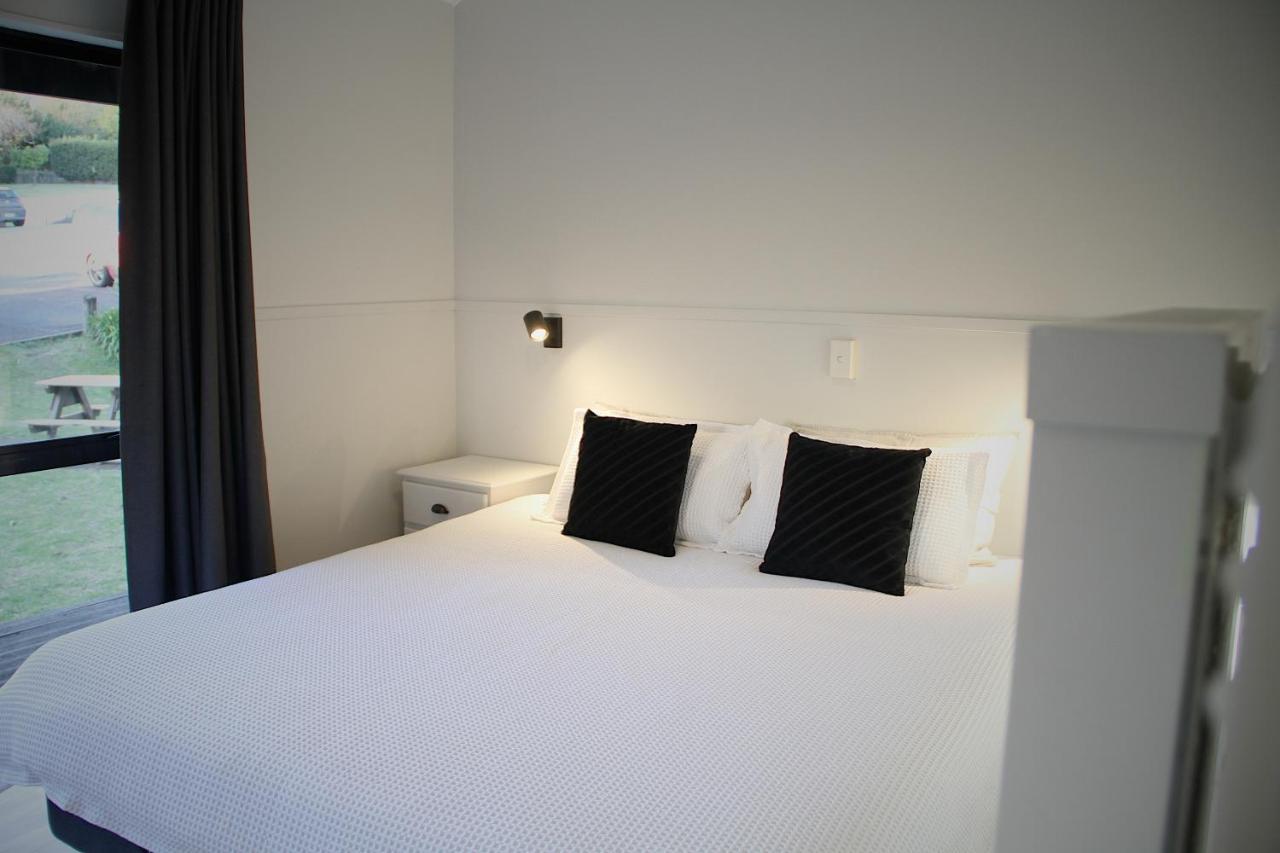 Hugo & Carters Backpackers & Motel Tauranga Buitenkant foto A bedroom at the hotel