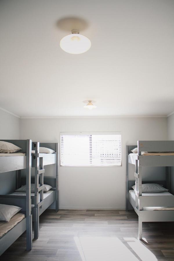 Hugo & Carters Backpackers & Motel Tauranga Buitenkant foto A room at the San Diego Rescue Mission