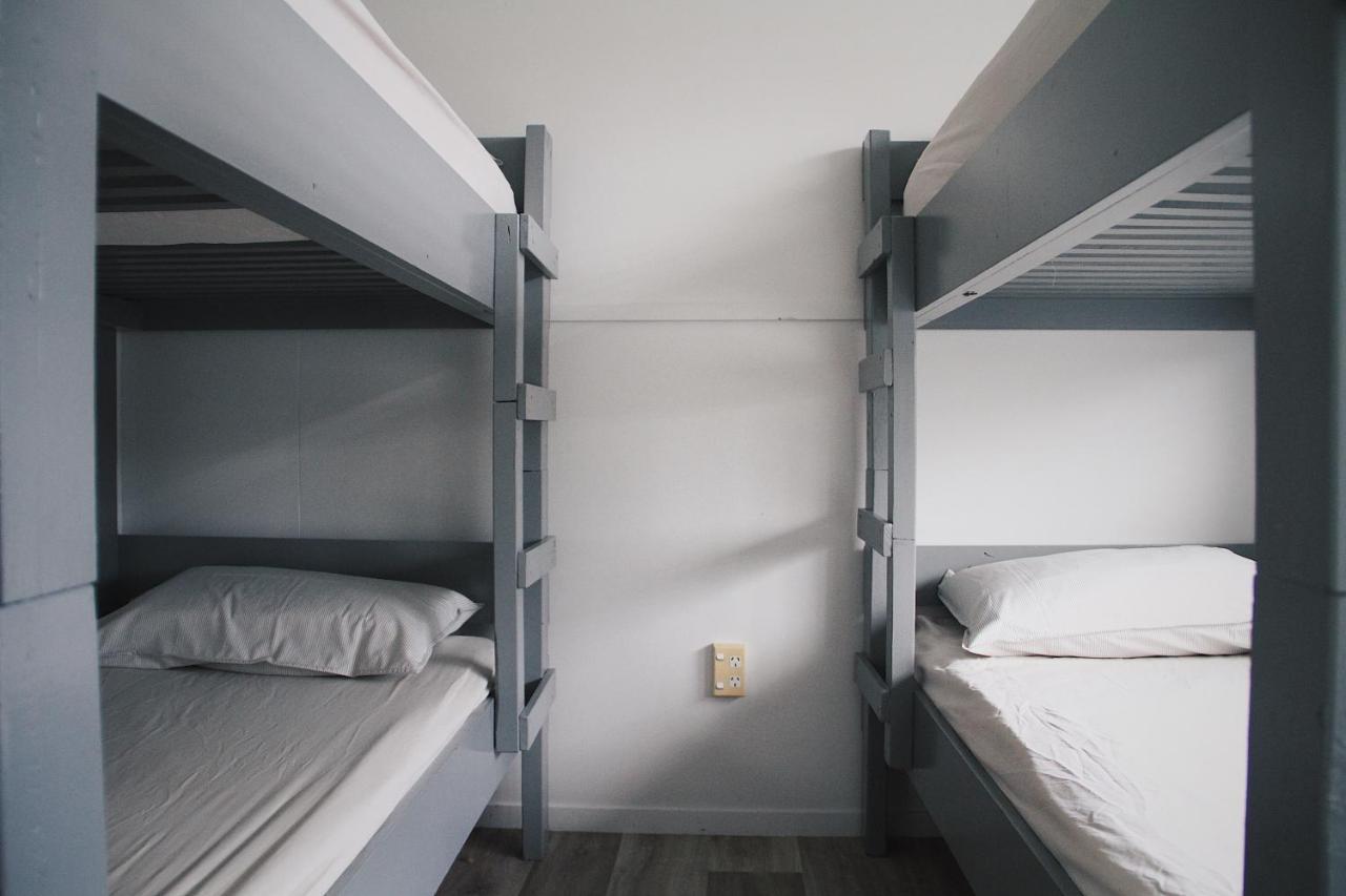 Hugo & Carters Backpackers & Motel Tauranga Buitenkant foto A bunk bed