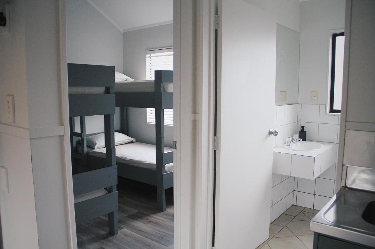 Hugo & Carters Backpackers & Motel Tauranga Buitenkant foto A bunk room at a hostel