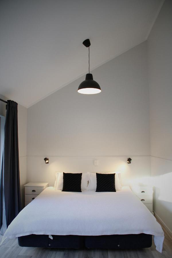 Hugo & Carters Backpackers & Motel Tauranga Buitenkant foto A pendant light