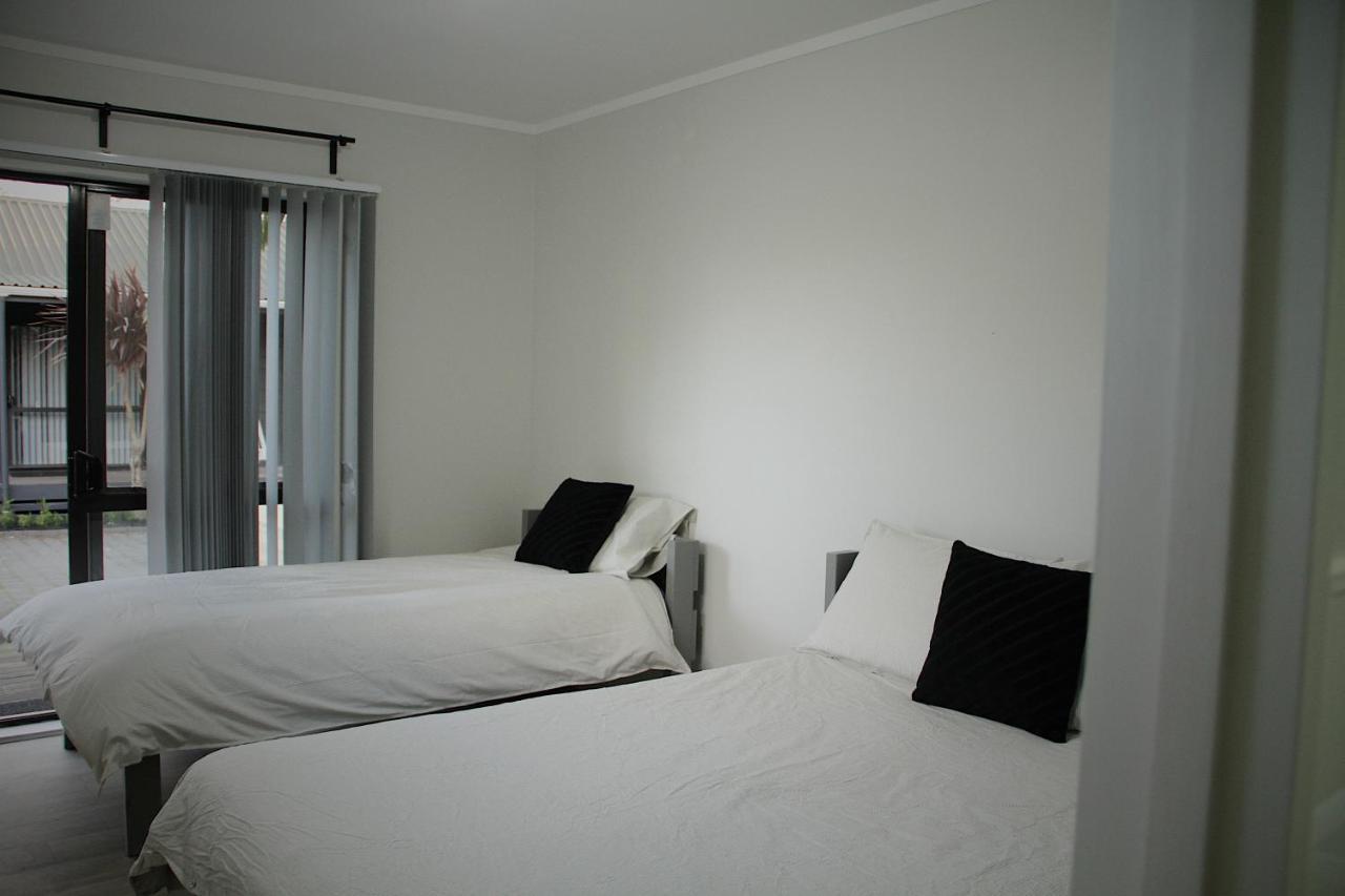 Hugo & Carters Backpackers & Motel Tauranga Buitenkant foto A bedroom at the hotel